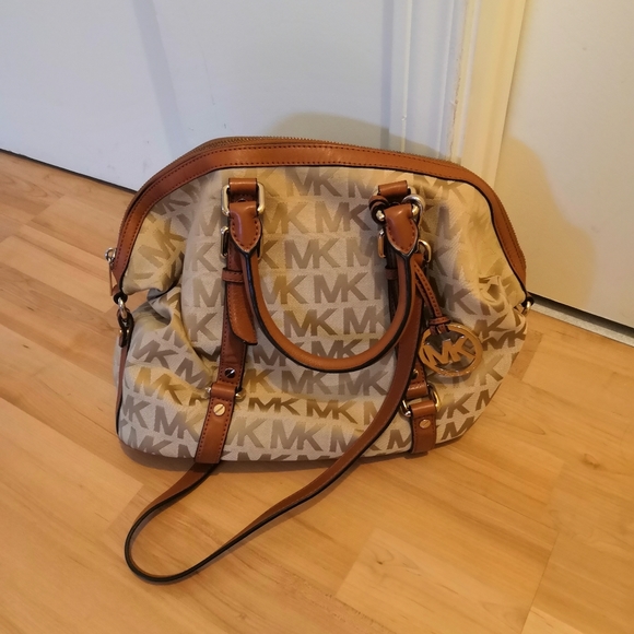 Micheal Kors two way purse - Picture 4 of 4